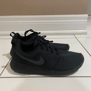 Nike Roshe Shoes (womens size 6.5)